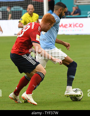 Paolo VI (28) del Bayern è bloccato da Riyad Mahrez (26) del Manchester City durante la prima metà della International Champions Cup match tra FC Bayern vs Manchester City all'Hard Rock Stadium a Miami in Florida il 28 luglio 2018. Foto di Gary mi Rothstein/UPI Foto Stock