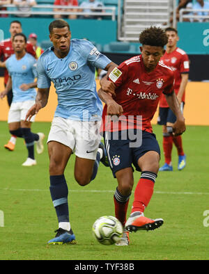 Chris Richards (34) del Bayern aziona la palla verso la meta con Lukas Nmecha (43) del Manchester City difendere durante la prima metà della International Champions Cup match tra FC Bayern vs Manchester City all'Hard Rock Stadium a Miami in Florida il 28 luglio 2018. Manchester City sconfitto FC Bayern 3-2. Foto di Gary mi Rothstein/UPI Foto Stock