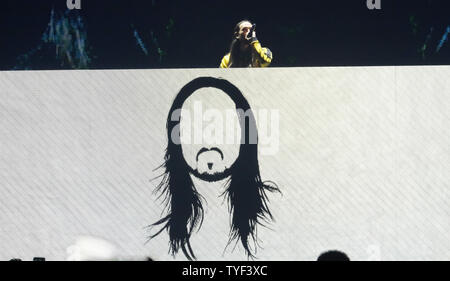 Steve Aoki esegue il tappeto rosso al IHeartRadio Fiesta Latina 2018 con cert presso l'American Airlines Arena, a Miami in Florida il 3 novembre 2018. Foto di Gary mi Rothstein/UPI Foto Stock