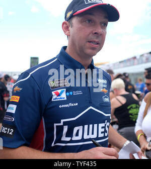 Jimmie Johnson (48) capo equipaggio Chad Knaus si ferma a firmare autografi durante la NASCAR Cup Series Championship' a Homestead-Miami Speedway a Homestead, Florida il 18 novembre 2018. Foto di Gary mi Rothstein/UPI Foto Stock