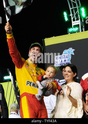 Joey Logano (22) con la moglie Brittany Baca tiene il suo figlio Hudson come egli celebra wining la NASCAR Cup Series Championship e EcoBoost 400 gara di Homestead-Miami Speedway a Homestead, Florida il 18 novembre 2018. Foto di Gary mi Rothstein/UPI Foto Stock