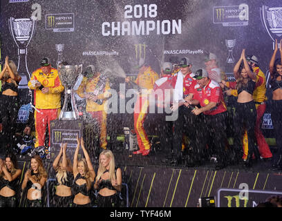 Joey Logano (22) celebra wining la NASCAR Cup Series Championship e EcoBoost 400 gara' a Homestead-Miami Speedway a Homestead, Florida il 18 novembre 2018. Foto di Gary mi Rothstein/UPI Foto Stock