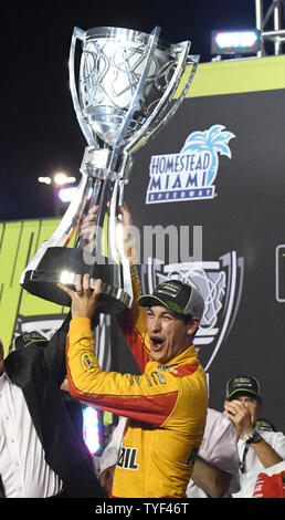 Joey Logano (22) celebra wining la NASCAR Cup Series Championship e EcoBoost 400 gara di Homestead-Miami Speedway a Homestead, Florida il 18 novembre 2018. Foto di Gary mi Rothstein/UPI Foto Stock