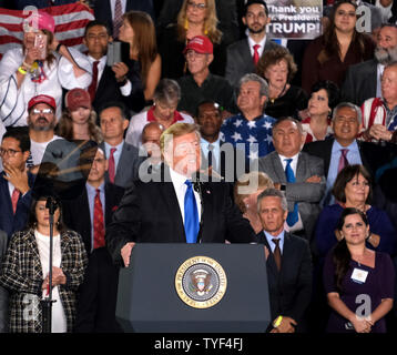 Presidente Donald Trump offre commento sulla crisi in Venezuela per il venezuelano comunità americana a Florida International University, oceano Banca centro convocazione a Miami, Florida, 18 febbraio 2019.. Foto di Gary mi Rothstein/UPI Foto Stock