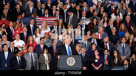 Presidente Donald Trump offre commento sulla crisi in Venezuela per il venezuelano comunità americana a Florida International University, oceano Banca centro convocazione a Miami, Florida, 18 febbraio 2019.. Foto di Gary mi Rothstein/UPI Foto Stock