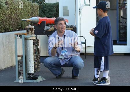 NORCO, California (Nov. 5, 2016) Anthony Farmand, sinistra, chat con Aaron Payton, età 9, nei pressi di un aeromobile instrumentation tracciamento del sistema pod durante la casa aperta la scienza esperienza alla superficie navale Warfare Center (NSWC), Corona di divisione. L'evento comprendeva numerose dimostrazioni pratiche del Navy rilevanti per la scienza, la tecnologia, di ingegneria e di matematica per gli enti locali gli allievi K-12, così come laboratorio tours e visualizza storico di mostrare il comando di 75 anni di presenza nell'Inland Empire. Foto Stock