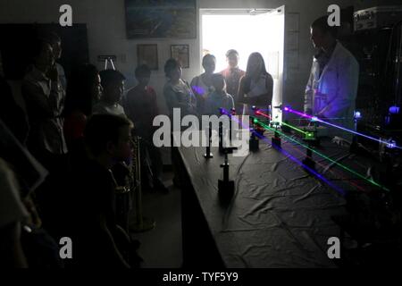 NORCO, California (Nov. 5, 2016) Sweetman Mitchell, estrema destra, spiega un display di laser visibili durante la casa aperta la scienza esperienza alla superficie navale Warfare Center (NSWC), Corona di divisione. L'evento comprendeva numerose dimostrazioni pratiche del Navy rilevanti per la scienza, la tecnologia, di ingegneria e di matematica per gli enti locali gli allievi K-12, così come laboratorio tours e visualizza storico di mostrare il comando di 75 anni di presenza nell'Inland Empire. Foto Stock