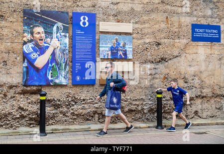 Chelsea tifosi a piedi da un'immagine di Frank Lampard su leggende muro a Stamford Bridge, Londra home del Chelsea FC. Foto Stock