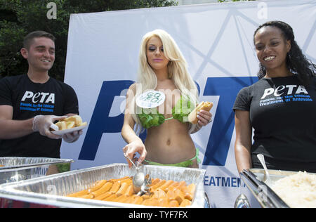 Personalità televisiva Courtney Stodden aiuta a mano veggie cani durante la PETA ha del congresso annuale Veggie cane omaggio al Rayburn House Edificio per uffici a luglio 16, 2014 a Washington D.C. Si tratta di P.E.T.A. nella sua risposta all'industria della carne il prossimo annual Hot Dog pranzo su National Hot Dog Day. UPI/Kevin Dietsch Foto Stock