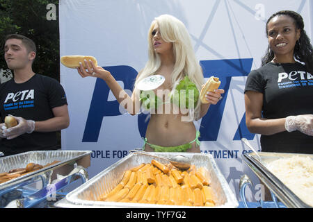 Personalità televisiva Courtney Stodden aiuta a mano veggie cani durante la PETA ha del congresso annuale Veggie cane omaggio al Rayburn House Edificio per uffici a luglio 16, 2014 a Washington D.C. Si tratta di P.E.T.A. nella sua risposta all'industria della carne il prossimo annual Hot Dog pranzo su National Hot Dog Day. UPI/Kevin Dietsch Foto Stock