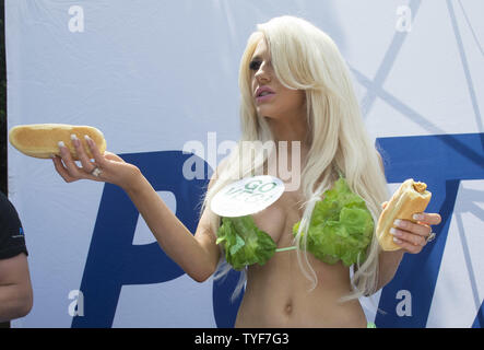 Personalità televisiva Courtney Stodden aiuta a mano veggie cani durante la PETA ha del congresso annuale Veggie cane omaggio al Rayburn House Edificio per uffici a luglio 16, 2014 a Washington D.C. Si tratta di P.E.T.A. nella sua risposta all'industria della carne il prossimo annual Hot Dog pranzo su National Hot Dog Day. UPI/Kevin Dietsch Foto Stock