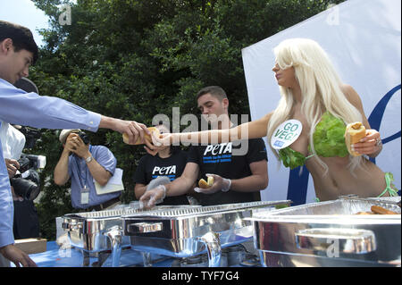 Personalità televisiva Courtney Stodden aiuta a mano veggie cani durante la PETA ha del congresso annuale Veggie cane omaggio al Rayburn House Edificio per uffici a luglio 16, 2014 a Washington D.C. Si tratta di P.E.T.A. nella sua risposta all'industria della carne il prossimo annual Hot Dog pranzo su National Hot Dog Day. UPI/Kevin Dietsch Foto Stock