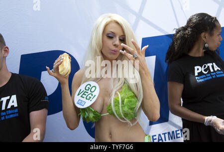 Personalità televisiva Courtney Stodden mangia un veggie dog come lei aiuta a superare i loro fuori a PETA annuali di Congressional Veggie cane omaggio al Rayburn House Edificio per uffici a luglio 16, 2014 a Washington D.C. Si tratta di P.E.T.A. nella sua risposta all'industria della carne il prossimo annual Hot Dog pranzo su National Hot Dog Day. UPI/Kevin Dietsch Foto Stock