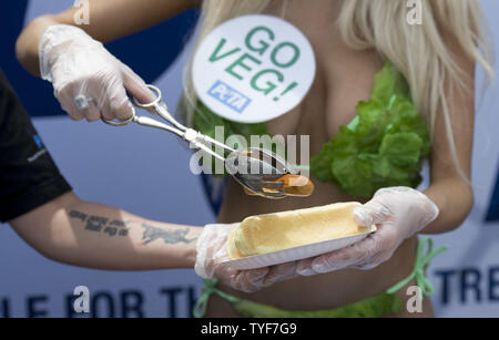 Personalità televisiva Courtney Stodden aiuta a mano veggie cani durante la PETA ha del congresso annuale Veggie cane omaggio al Rayburn House Edificio per uffici a luglio 16, 2014 a Washington D.C. Si tratta di P.E.T.A. nella sua risposta all'industria della carne il prossimo annual Hot Dog pranzo su National Hot Dog Day. UPI/Kevin Dietsch Foto Stock