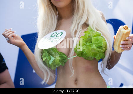 Personalità televisiva Courtney Stodden aiuta a mano veggie cani durante la PETA ha del congresso annuale Veggie cane omaggio al Rayburn House Edificio per uffici a luglio 16, 2014 a Washington D.C. Si tratta di P.E.T.A. nella sua risposta all'industria della carne il prossimo annual Hot Dog pranzo su National Hot Dog Day. UPI/Kevin Dietsch Foto Stock