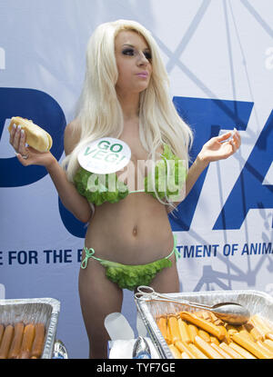 Personalità televisiva Courtney Stodden aiuta a mano veggie cani durante la PETA ha del congresso annuale Veggie cane omaggio al Rayburn House Edificio per uffici a luglio 16, 2014 a Washington D.C. Si tratta di P.E.T.A. nella sua risposta all'industria della carne il prossimo annual Hot Dog pranzo su National Hot Dog Day. UPI/Kevin Dietsch Foto Stock