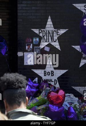 Ventilatori per rendere omaggio al principe (nato Prince Rogers Nelson) al di fuori del night club, First Avenue, dove il viola uno ha iniziato la sua carriera in aprile 22, 2016 a Minneapolis, Minnesota. Il principe è morto il 21 aprile all'età di 57. Foto di Marilyn Indahl/UPI Foto Stock