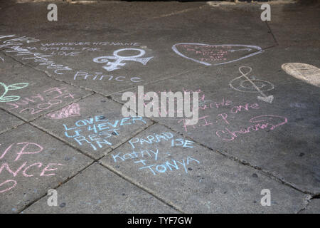 Ventole scrivere omaggio al principe (nato Prince Rogers Nelson) al di fuori del night club, First Avenue, dove il viola uno ha iniziato la sua carriera in aprile 22, 2016 a Minneapolis, Minnesota. Il principe è morto il 21 aprile all'età di 57. Foto di Marilyn Indahl/UPI Foto Stock