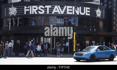 Ventilatori per rendere omaggio al principe (nato Prince Rogers Nelson) al di fuori del night club, First Avenue, dove il viola uno ha iniziato la sua carriera in aprile 22, 2016 a Minneapolis, Minnesota. Il principe è morto il 21 aprile all'età di 57. Foto di Marilyn Indahl/UPI Foto Stock