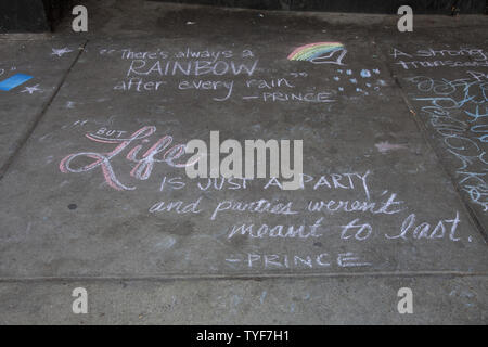 Ventole scrivere omaggio al principe (nato Prince Rogers Nelson) al di fuori del night club, First Avenue, dove il viola uno ha iniziato la sua carriera in aprile 22, 2016 a Minneapolis, Minnesota. Il principe è morto il 21 aprile all'età di 57. Foto di Marilyn Indahl/UPI Foto Stock