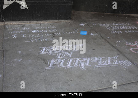 Ventole scrivere omaggio al principe (nato Prince Rogers Nelson) al di fuori del night club, First Avenue, dove il viola uno ha iniziato la sua carriera in aprile 22, 2016 a Minneapolis, Minnesota. Il principe è morto il 21 aprile all'età di 57. Foto di Marilyn Indahl/UPI Foto Stock