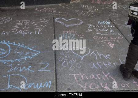 Ventole scrivere omaggio al principe (nato Prince Rogers Nelson) al di fuori del night club, First Avenue, dove il viola uno ha iniziato la sua carriera in aprile 22, 2016 a Minneapolis, Minnesota. Il principe è morto il 21 aprile all'età di 57. Foto di Marilyn Indahl/UPI Foto Stock