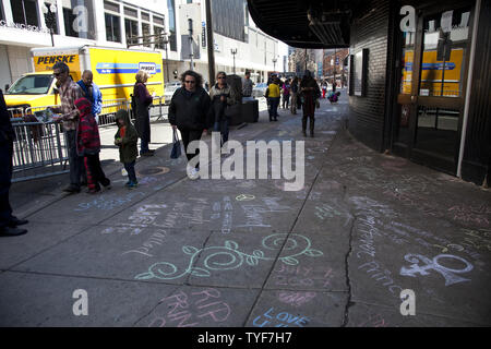 Ventole scrivere omaggio al principe (nato Prince Rogers Nelson) al di fuori del night club, First Avenue, dove il viola uno ha iniziato la sua carriera in aprile 22, 2016 a Minneapolis, Minnesota. Il principe è morto il 21 aprile all'età di 57. Foto di Marilyn Indahl/UPI Foto Stock