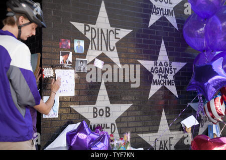 Ventilatori per rendere omaggio al principe (nato Prince Rogers Nelson) al di fuori del night club, First Avenue, dove il viola uno ha iniziato la sua carriera in aprile 22, 2016 a Minneapolis, Minnesota. Il principe è morto il 21 aprile all'età di 57. Foto di Marilyn Indahl/UPI Foto Stock