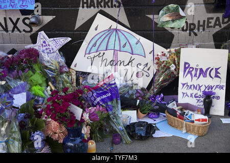 Ventilatori per rendere omaggio al principe (nato Prince Rogers Nelson) al di fuori del night club, First Avenue, dove il viola uno ha iniziato la sua carriera in aprile 22, 2016 a Minneapolis, Minnesota. Il principe è morto il 21 aprile all'età di 57. Foto di Marilyn Indahl/UPI Foto Stock