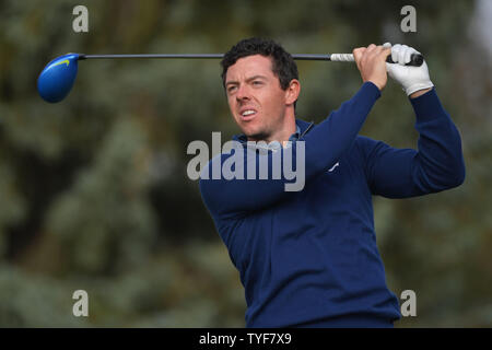 Team europeo gli Stati Rory McIlroy guarda il suo tiro fuori del XII tee durante il giorno 1 del 2016 Ryder Cup a Hazeltine National Golf Club in Chaska, Minnesota il 30 settembre 2016. Foto di Kevin Dietsch/UPI Foto Stock