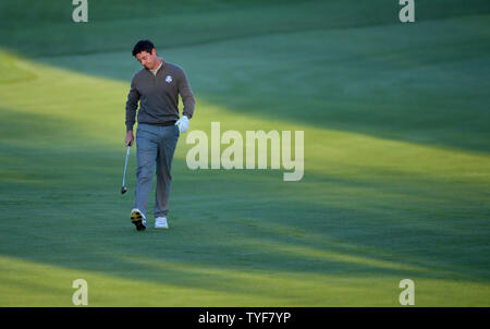 Team europeo gli Stati Rory McIlroy reagisce a un brutto tiro al primo fairway il giorno 2 del 2016 Ryder Cup a Hazeltine National Golf Club in Chaska, Minnesota il 1 ottobre 2016. Foto di Kevin Dietsch/UPI Foto Stock