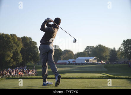 Team europeo gli Stati Rory McIlroy Hits visite fuori della seconda scatola a t al giorno 2 del 2016 Ryder Cup a Hazeltine National Golf Club in Chaska, Minnesota il 1 ottobre 2016. Foto di Kevin Dietsch/UPI Foto Stock