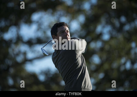 Team europeo gli Stati Rory McIlroy guarda il suo hit off dell ottavo il raccordo a t al giorno 2 del 2016 Ryder Cup a Hazeltine National Golf Club in Chaska, Minnesota il 1 ottobre 2016. Foto di Kevin Dietsch/UPI Foto Stock