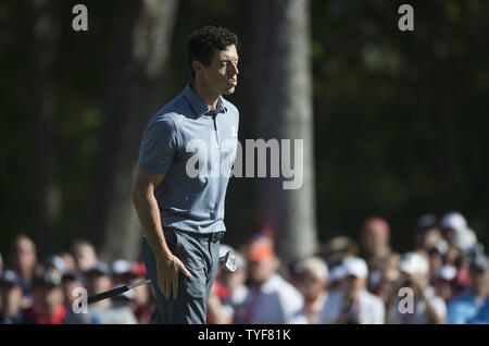 Team europeo gli Stati Rory McIlroy reagisce dopo manca un putt su 4 ° verde durante il giorno 3 del 2016 Ryder Cup a Hazeltine National Golf Club in Chaska, Minnesota il 2 ottobre 2016. Foto di Kevin Dietsch/UPI Foto Stock