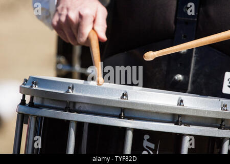 Un batterista esegue in un tubo scozzese e la banda del tamburo Foto Stock