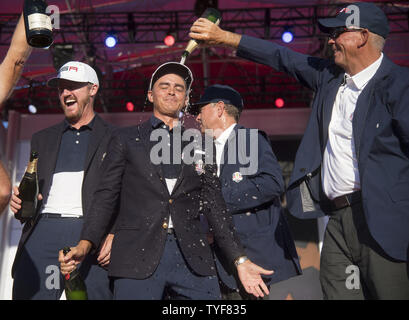 USA la squadra vice capitano Tom Lehman versa la champions su Rickie Fowler dopo che gli Stati Uniti hanno sconfitto l'Europa 17-11 per vincere il 2016 Ryder Cup a Hazeltine National Golf Club in Chaska, Minnesota il 2 ottobre 2016. USA sconfitti in Europa per la prima volta dal 2008. Foto di Kevin Dietsch/UPI Foto Stock