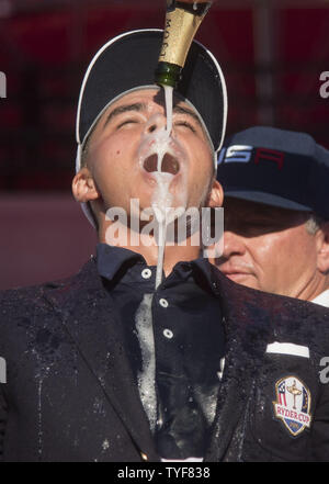 USA la squadra vice capitano Tom Lehman versa la champions su Rickie Fowler dopo che gli Stati Uniti hanno sconfitto l'Europa 17-11 per vincere il 2016 Ryder Cup a Hazeltine National Golf Club in Chaska, Minnesota il 2 ottobre 2016. USA sconfitti in Europa per la prima volta dal 2008. Foto di Kevin Dietsch/UPI Foto Stock