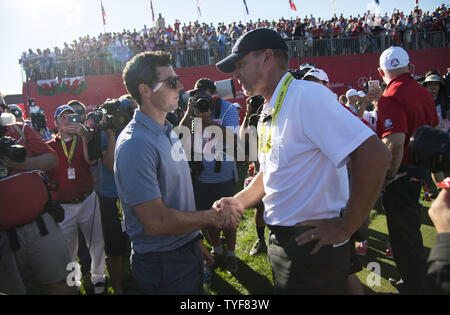 USA la squadra vice-capitano Steve Stricker abbracci team europeo gli Stati Rory McIlroy dopo Stati Uniti sconfisse l'Europa 17-11 per vincere il 2016 Ryder Cup a Hazeltine National Golf Club in Chaska, Minnesota il 2 ottobre 2016. USA sconfitti in Europa per la prima volta dal 2008. Foto di Kevin Dietsch/UPI Foto Stock