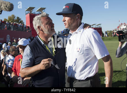 Come capitano della squadra USA Davis Love III (R) abbraccia il team europeo di capitano Darren Clarke dopo che gli Stati Uniti hanno sconfitto l'Europa di vincere la 2016 Ryder Cup a Hazeltine National Golf Club in Chaska, Minnesota il 2 ottobre 2016. Stati Uniti d'America sconfisse l'Europa 17-11 vincendo la Ryder Cup per la prima volta dal 2008. Foto di Kevin Dietsch/UPI Foto Stock