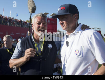 Come capitano della squadra USA Davis Love III (R) abbraccia il team europeo di capitano Darren Clarke dopo che gli Stati Uniti hanno sconfitto l'Europa di vincere la 2016 Ryder Cup a Hazeltine National Golf Club in Chaska, Minnesota il 2 ottobre 2016. Stati Uniti d'America sconfisse l'Europa 17-11 vincendo la Ryder Cup per la prima volta dal 2008. Foto di Kevin Dietsch/UPI Foto Stock