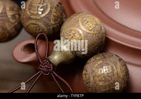 Seta dorata Namu Yin legno affondata stringa a mano perline di Buddha Foto Stock