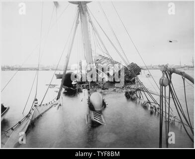 Fotografia del relitto della USS Maine, campo di applicazione e il contenuto: Una delle tante fotografie utilizzate dal 1898 Corte di inchiesta sul naufragio della nave USS Maine. Foto Stock