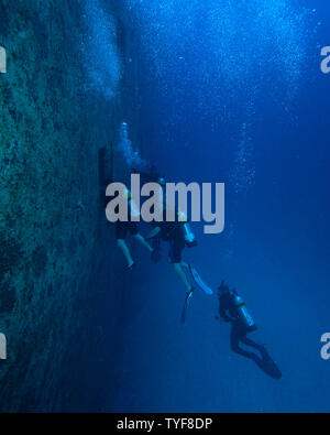 Subacquei ispezionare il relitto della Spiegel Grove off di Key Largo, Florida iin questo aprile 29, 2006 foto d'archivio. La Spiegel Grove, un 510 piedi nave da guerra, uno dei relitti più grande negli Stati Uniti, fu affondato per creare un reef artificiale sistema. Venerdì, 16 marzo 2007, tre subacquei che hanno perso la vita durante le immersioni all'interno del relitto. (UPI foto/Joe Marino) Foto Stock