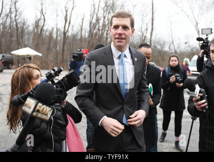 Candidato democratico Conor agnello arriva a votare presso la Prima Chiesa di Cristo Sala sociale in Mt. Il Libano, Pensilvania il 13 marzo 2018. Agnello e il repubblicano Rick Saccone sono in lizza per riempire la sede aperta in Pennsylvania del XVIII distretto congressuale in una elezione speciale che ha connotazioni nazionali. Foto di Pat Benic/UPI Foto Stock