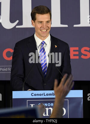 Democratici Conor Agnello saluta i sostenitori di un election night rally in Canonsburg, Pensilvania il 13 marzo 2018. Agnello segnalata la vittoria su un estremamente vicino elezione contro il repubblicano Rick Saccone in Pennsylvania del XVIII distretto congressuale in una elezione speciale che ha connotazioni nazionali. Foto di Pat Benic/UPI Foto Stock