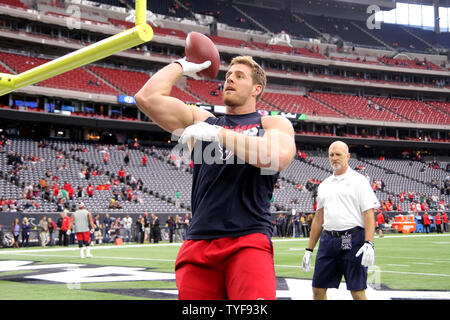 Houston Texans difensivo fine J.J. Watt (99) gioca di cattura con i tifosi sulle tribune prima dell'Texans-Chiefs NFL Wild Card Round gioco a NRG Stadium il 9 gennaio 2016 in Houston. Foto di Erik Williams/UPI Foto Stock
