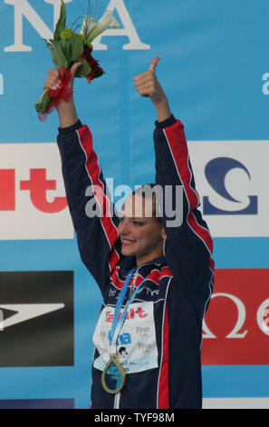 Nuotatore francese Virginie Dedieu celebra la sua vittoria dopo il suo assolo finale libera di routine nel nuoto sincronizzato finali all'XI Campionati del Mondo di nuoto FINA a Montreal, in Canada, il 21 luglio 2005. Dedieu guadagnato sette punteggi di perfetta 10.0 per vincere il concorso per solisti con un totale di 99.667 punti. (UPI foto / Grazia Chiu) Foto Stock