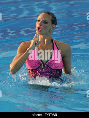 Nuotatore francese Virginie Dedieu esegue il suo assolo finale libera di routine nel nuoto sincronizzato finali all'XI Campionati del Mondo di nuoto FINA a Montreal, in Canada, il 21 luglio 2005. Dedieu guadagnato sette punteggi di perfetta 10.0 per vincere il concorso per solisti con un totale di 99.667 punti. (UPI foto / Grazia Chiu) Foto Stock