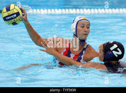 In Russia la Oleksandra Karpovich (sinistra) mantiene American Drue Wawrzynski presso la baia di buttare un pass in una donna pallanuoto semi-finale corrisponde al XI Campionati del Mondo di nuoto FINA a Montreal Canada il 27 luglio 2005. La squadra degli Stati Uniti ha sconfitto la Russia 10-8 per avanzare alla medaglia d'oro finali. (UPI foto / Grazia Chiu) Foto Stock