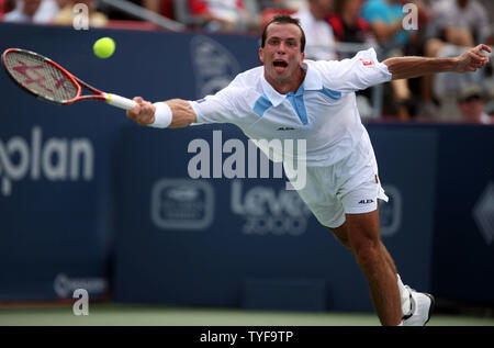 Radek STEPANEK: risultati nei della Repubblica ceca si estende per un ritorno durante il semi-match finale contro Roger Federer sulla Corte centrale al Rogers Cup ATP Masters Series a Uniprix Stadium di Montreal il 11 agosto 2007. Federer ha vinto 7-6, 6-2 di anticipo per le finali. (UPI foto/Grazia Chiu). Foto Stock